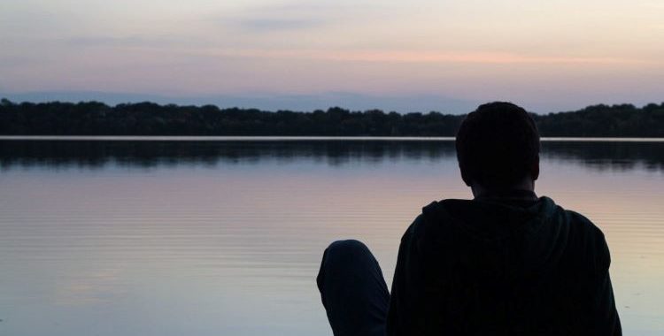 A Solitude e o Inimigo Silencioso: O Tempo. O tempo me mostrou que viver é, inevitavelmente, um eterno processo de reconstrução.