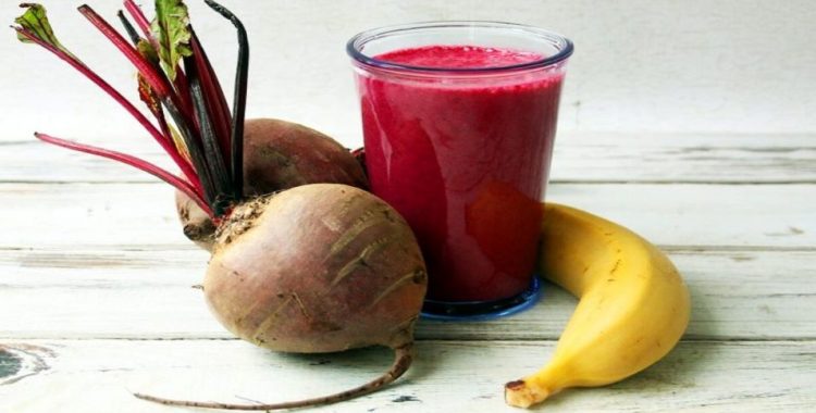 Esta vitamina cremosa de banana e beterraba é uma maneira deliciosa e saudável de começar o dia. Siga a matéria em nosso site